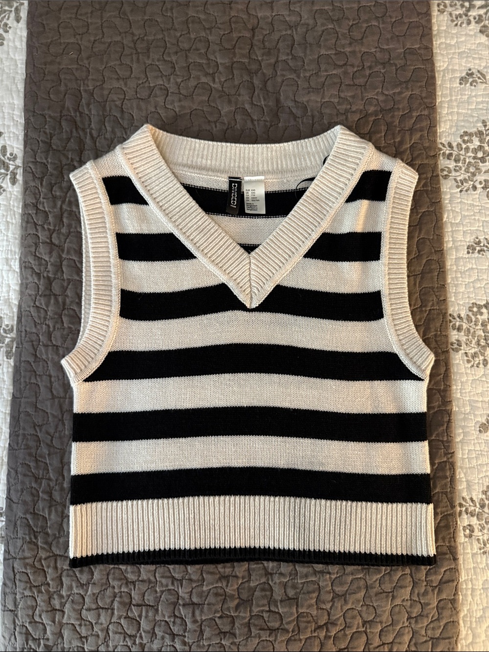 H&M Black and White Ribbed Knit V-Neck Sweater Top